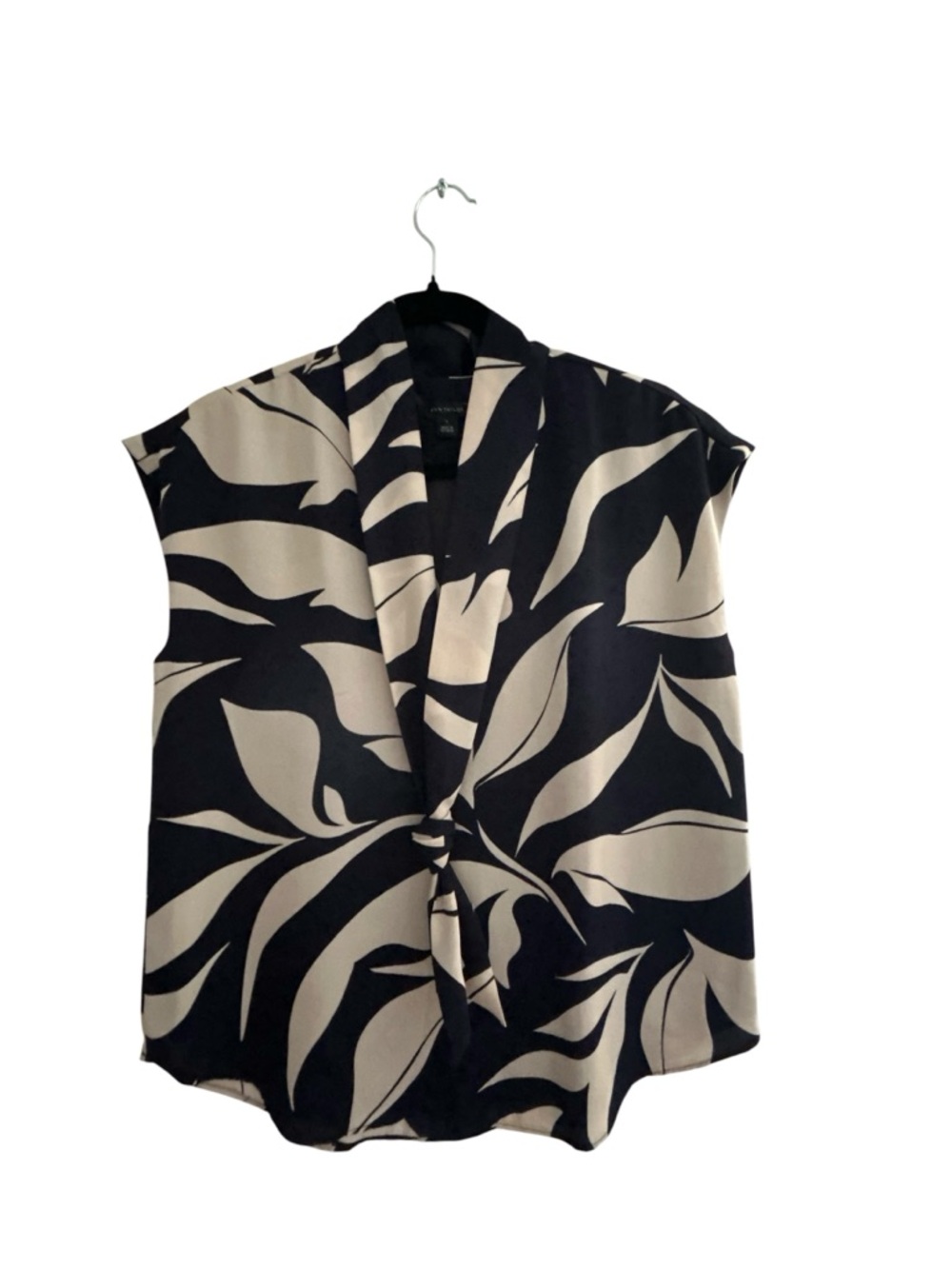 Ann Taylor Leaf Print Tie-Neck Sleevless Blouse; Size Small
